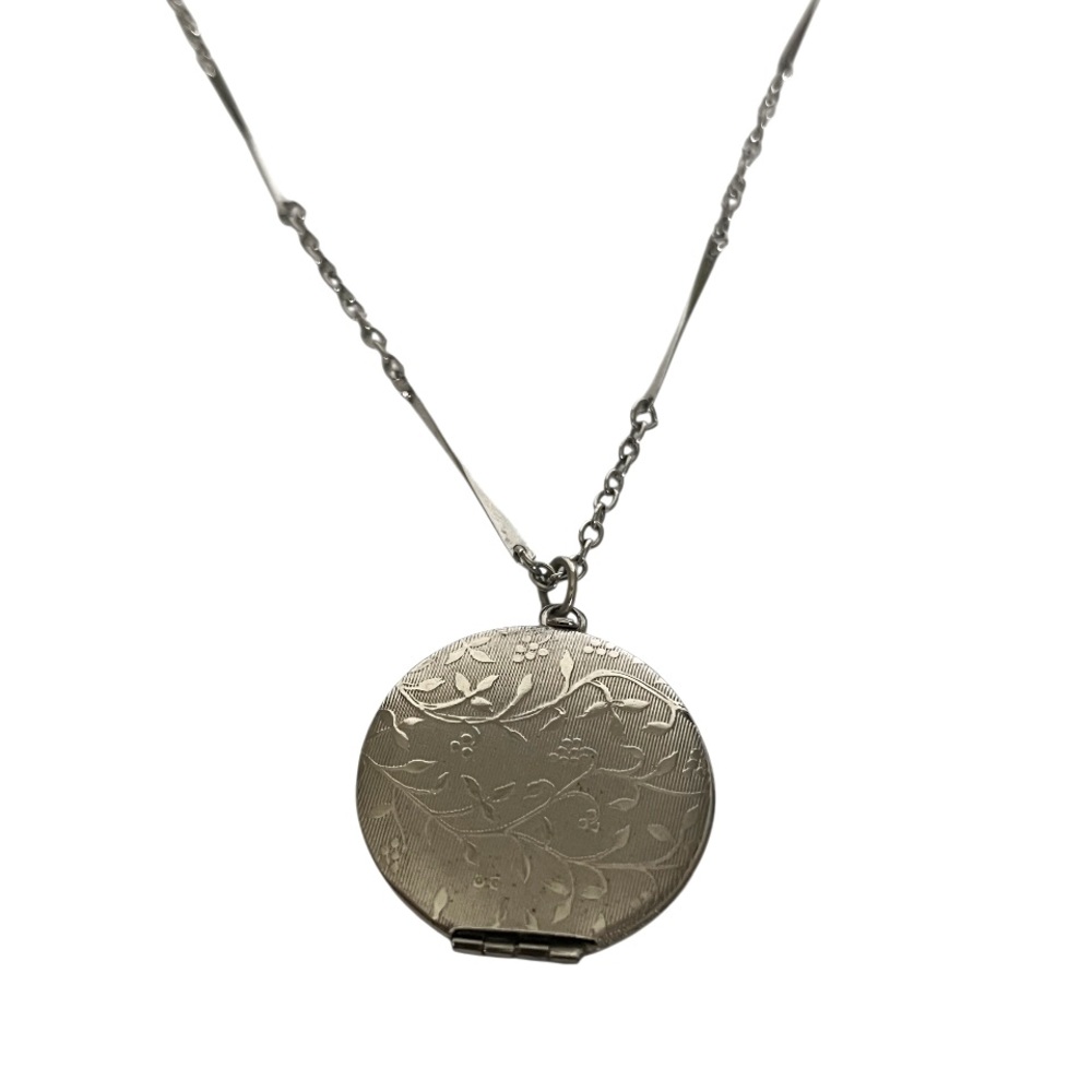 Silver Tone Leaf & Vine Pattern Locket. 1.25" locket on 22" chain. Pre owned